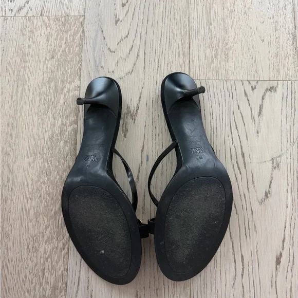 Zara Suede Kitten Heel with Gold detail - Picture 5 of 5